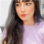 Universitaria en proceso de formación en el área de filosofia da clases a estudiantes de primaria y bachillerato